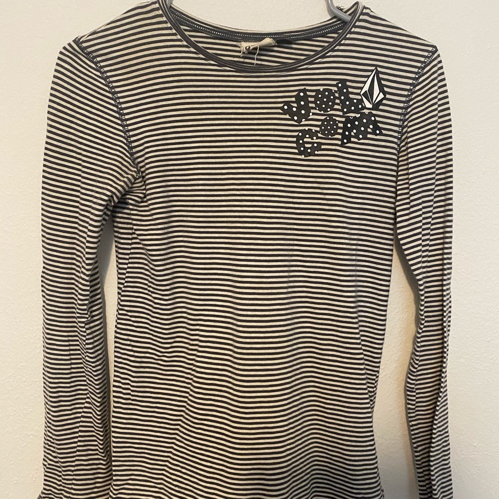 Size Small volcom long sleeve tee